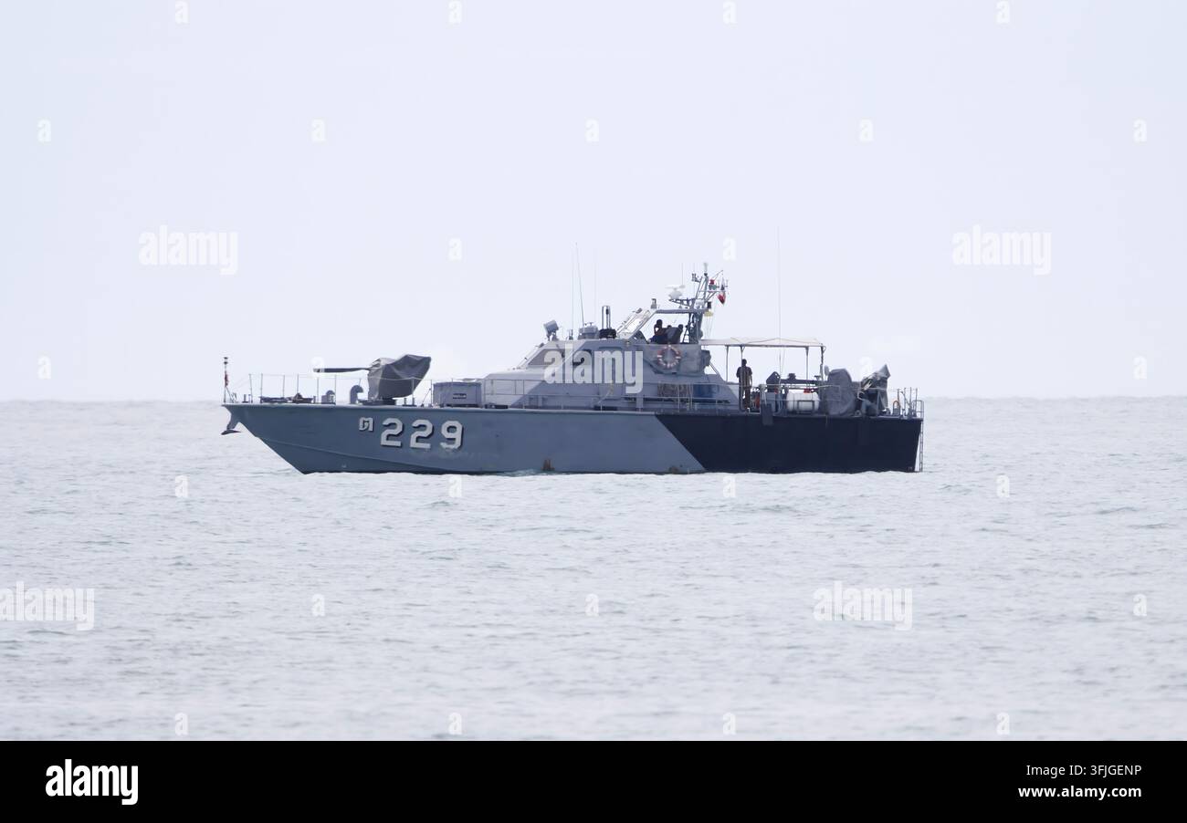 Nave da pattuglia costiera T.229 della Marina reale thailandese in servizio al largo di Koh Samui nel Golfo della Thailandia Foto Stock