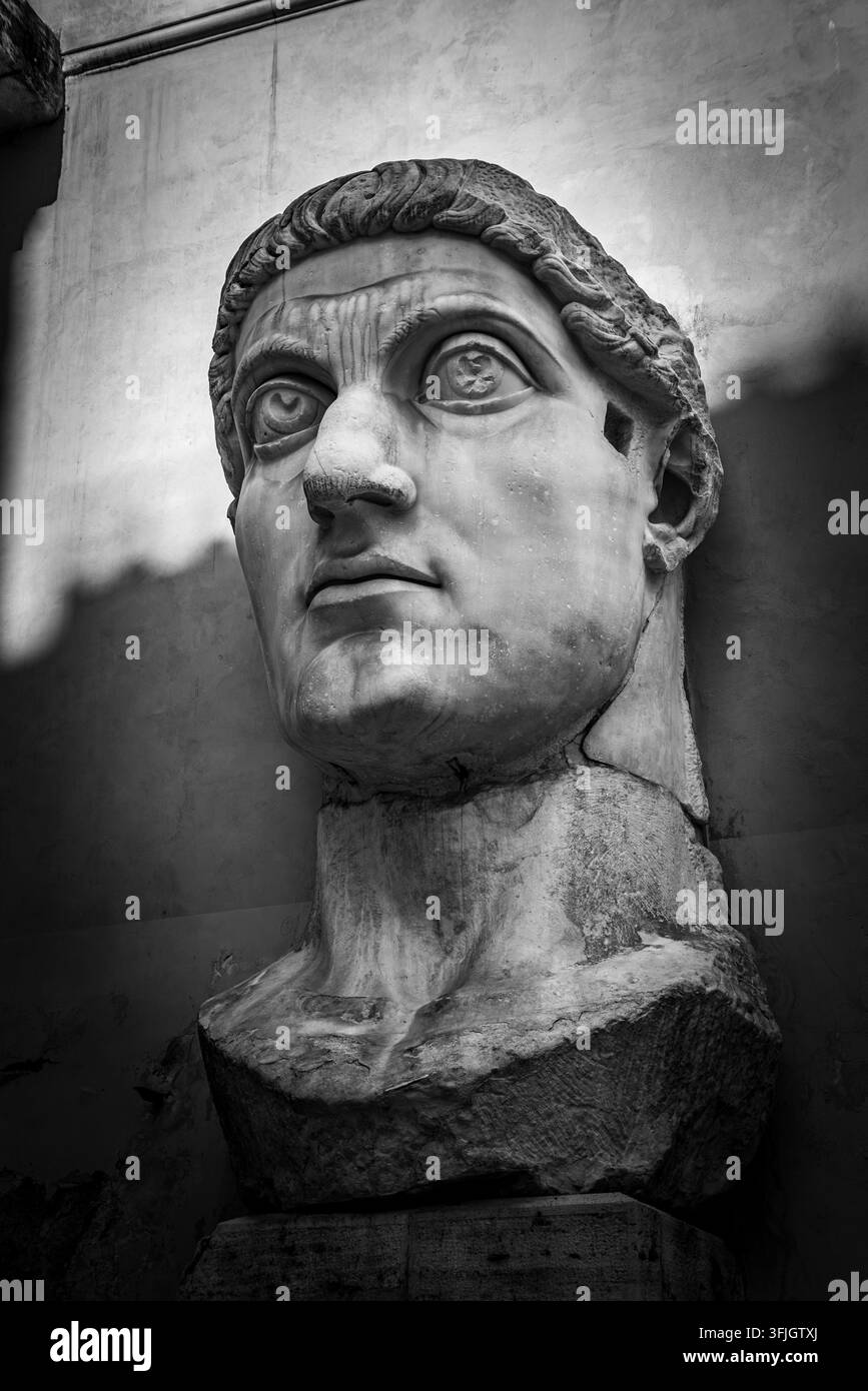 Roma, Italia - 01 aprile 2026 - Una fotografia magnifica che mette in risalto il frammento gigante di testa in marmo antico del Colosso di Costantino in mostra Foto Stock