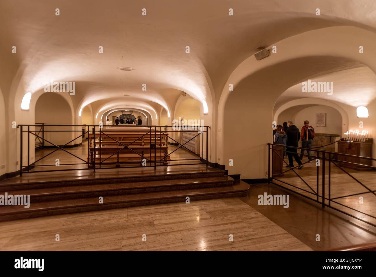 Roma, Italia – 30 marzo 2026 – Fotografia di turisti che visitano le grotte storiche del Vaticano piene di tombe e monumenti papali situati sotto Sai Foto Stock