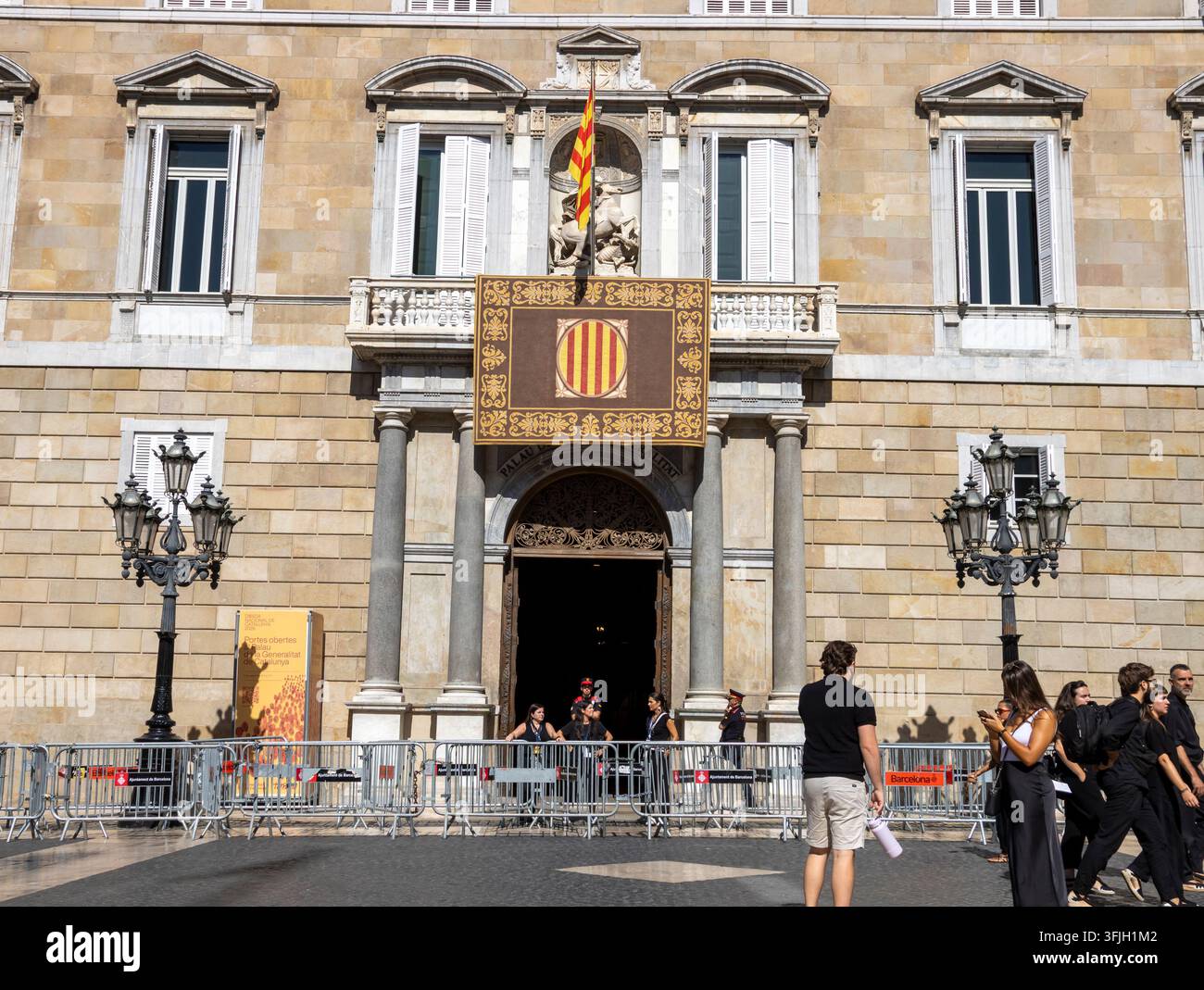 Barcellona è decorata con bandiere catalane ovunque per celebrare il giorno nazionale. Alcuni luoghi pubblici sono aperti in questa festa nazionale. Foto Stock