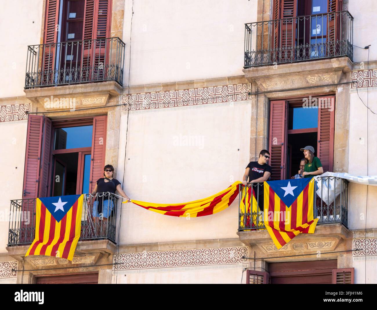 Barcellona è decorata con bandiere catalane ovunque per celebrare il giorno nazionale. Alcuni luoghi pubblici sono aperti in questa festa nazionale. Foto Stock