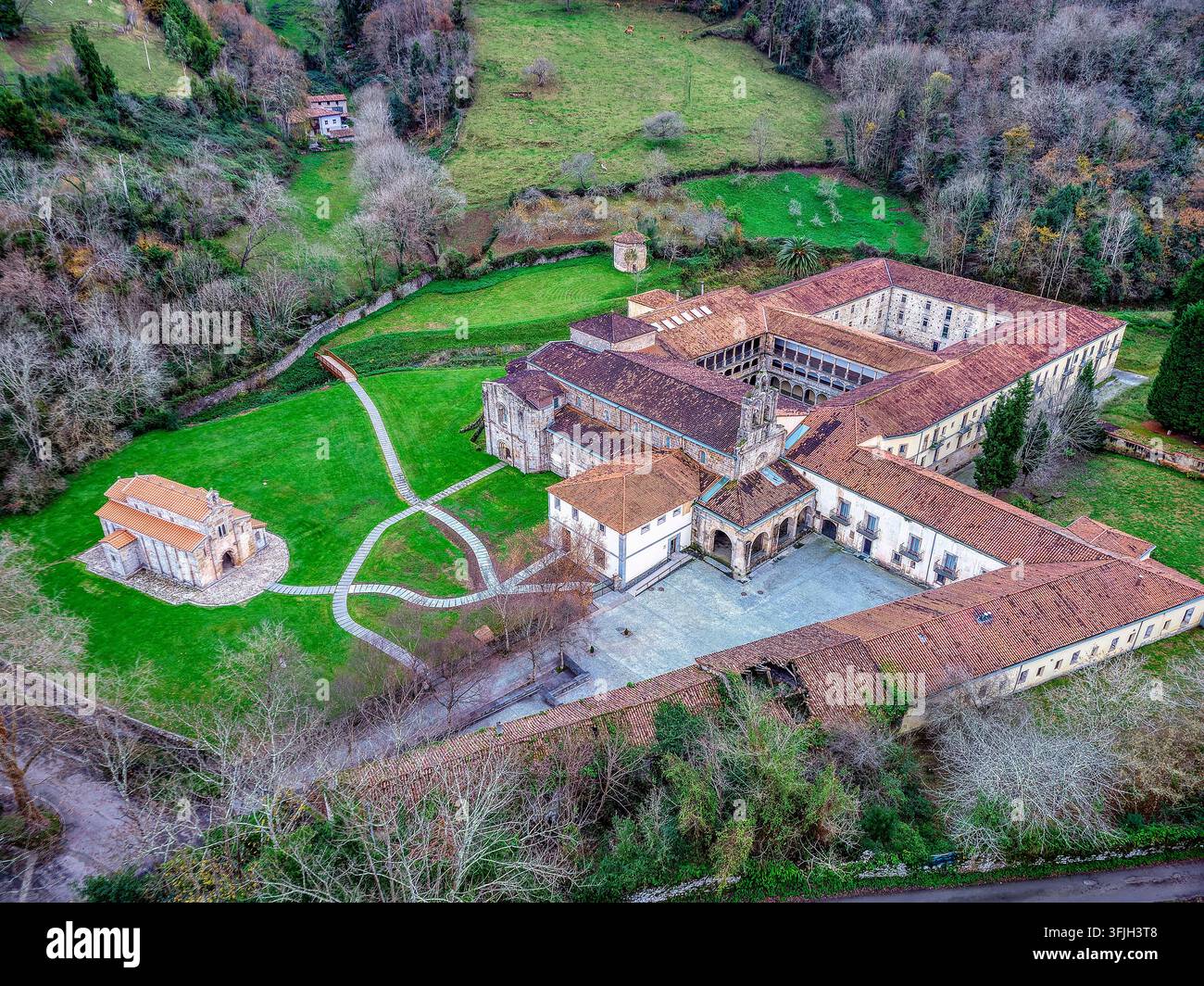 La Chiesa del Santo Salvatore (San Salvador) di Valdedios, una chiesa pre-romanica cattolica romana situata nelle Asturie Foto Stock