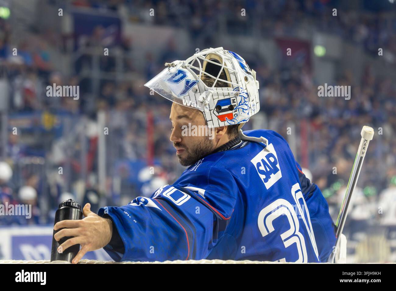DEL, Stagione della Lega di hockey sul ghiaccio tedesca 2026/27, 2. giornata: Adler Mannheim contro Eisbären Berlin***Jake Hildebrand (30, Mannheim) si è opposto al suo antico Foto Stock