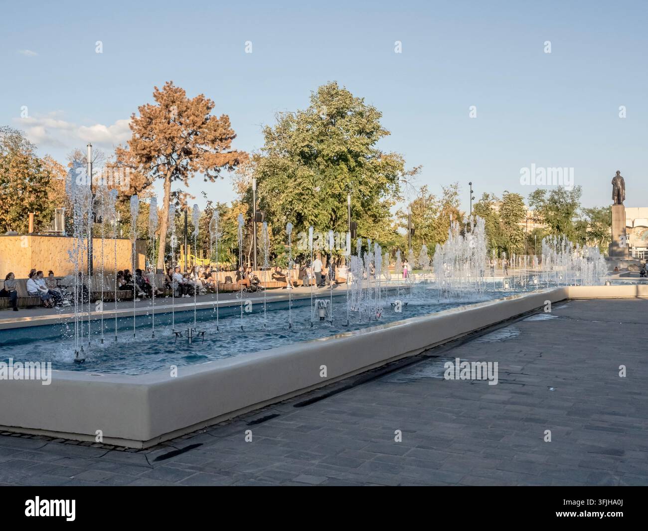 Oradea Romania – 15 settembre 2026: Una vista esterna diurna della moderna fontana musicale a Oradea, Romania Foto Stock