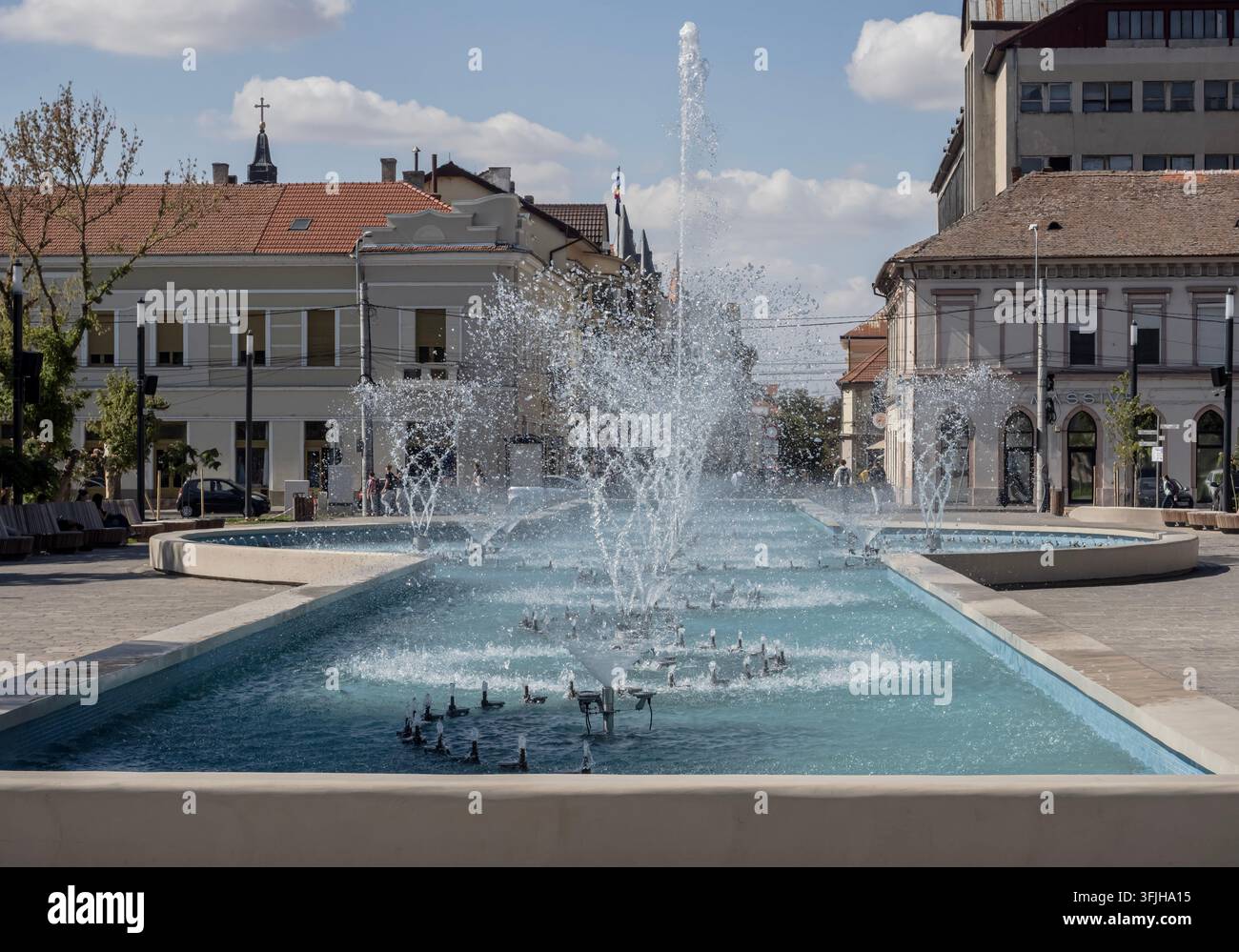 Oradea Romania – 15 settembre 2026: Una vista esterna diurna della moderna fontana musicale a Oradea, Romania Foto Stock