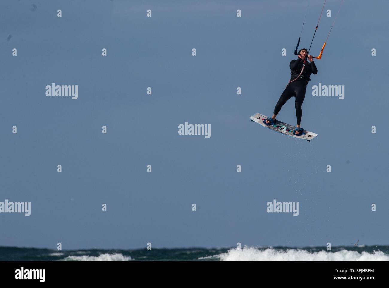 Surfista con kite da solo Foto Stock