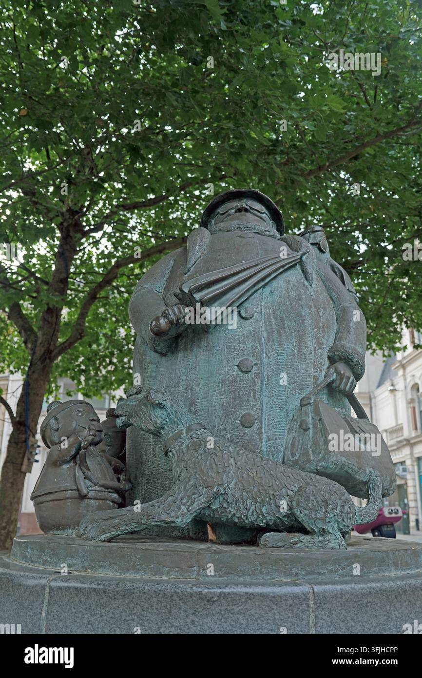 Scultura di Nonna' e altri personaggi della striscia a fumetti di Carl Giles di Miles Robinson Giles Circus, centro città di Ipswich, Suffolk, Inghilterra, Regno Unito Foto Stock