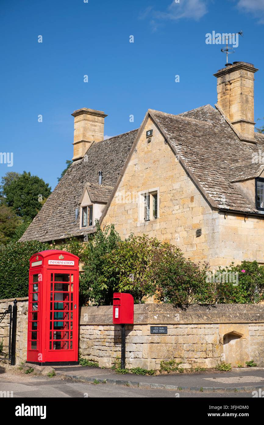 Cabina telefonica rossa e cassetta postale rossa della Royal Mail nel villaggio di Stanton nei Cotswolds, Gloucestershire, Inghilterra, Regno Unito Foto Stock