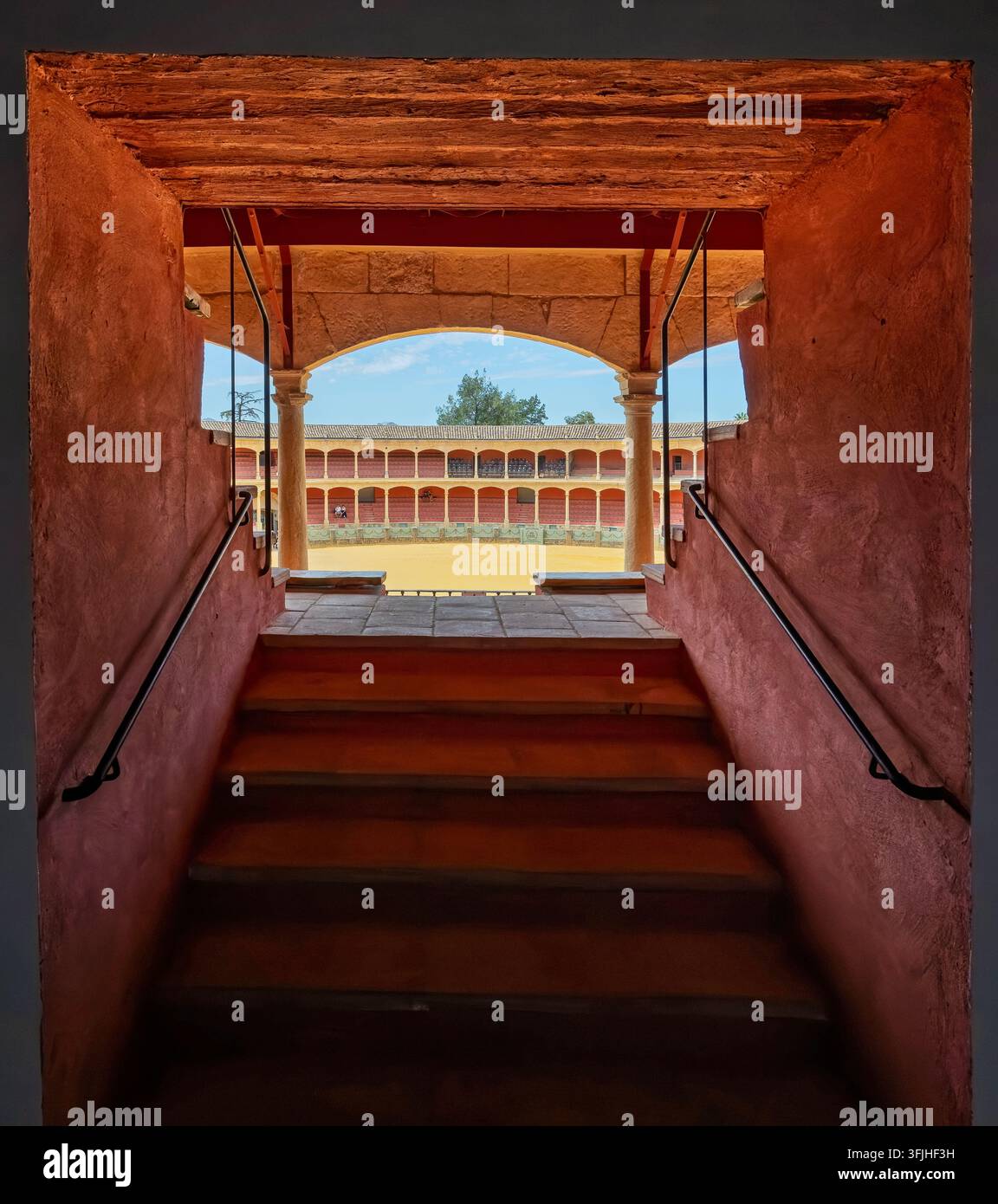 Gradini che portano alle alte tribune dell'arena all'interno della famosa arena di Ronda in Spagna il 9 settembre 2026 Foto Stock