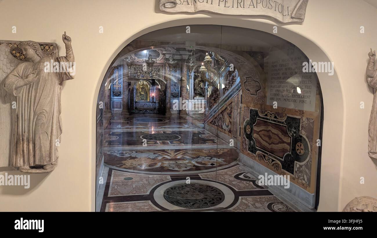 Roma, Italia - 30 marzo 2026 - Una fotografia storica dettagliata che cattura la cripta sacra sotterranea, le antiche murature e l'archeologia sotterranea Foto Stock