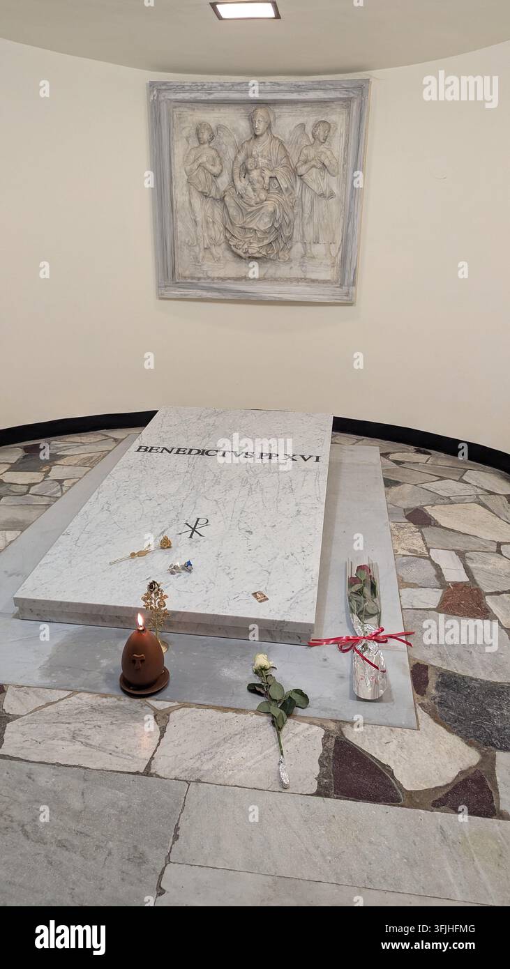 Roma, Italia – 30 marzo 2026 – Una fotografia storica dettagliata che cattura la solenne cripta sotterranea, il monumento funebre in marmo e la sacra tomba Foto Stock