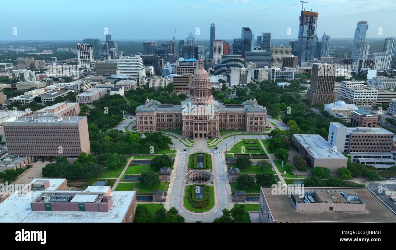 Skyline di Austin Texas e edificio del campidoglio dello stato. Ripresa aerea con zoom indietro come piano di stabilimento. Foto Stock