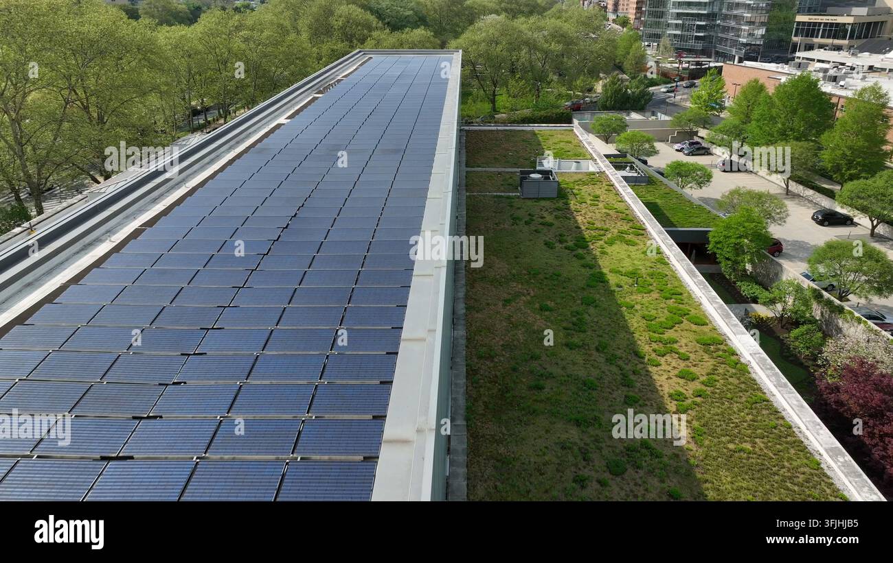 Pannelli solari e vegetazione sul tetto del museo d'arte Barnes Foundation, Filadelfia. Edificio futuristico con celle fotovoltaiche e tetto verde per combattere Foto Stock