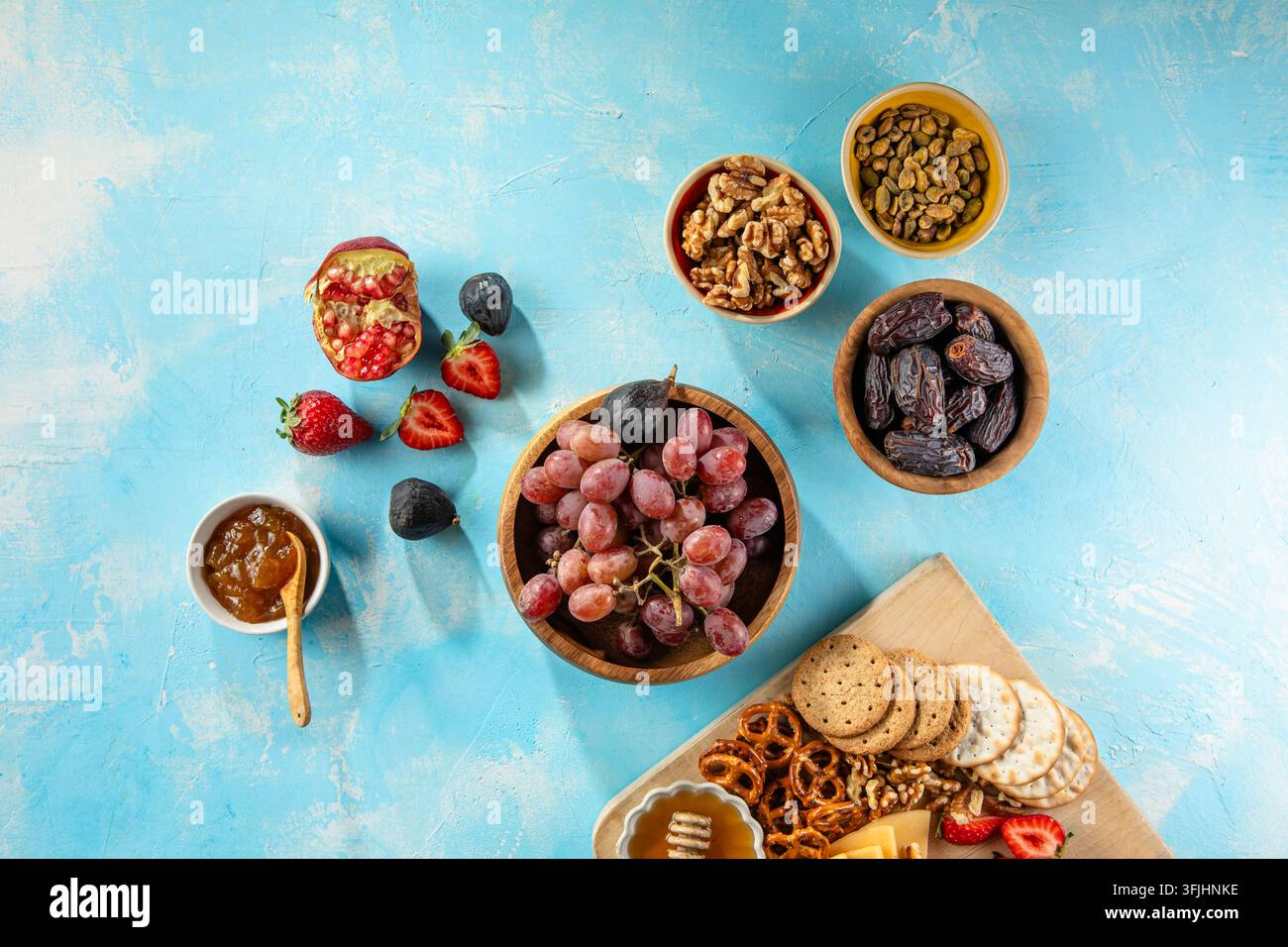 Tavola di salumi con affettati, frutta fresca e formaggio in primo piano Foto Stock