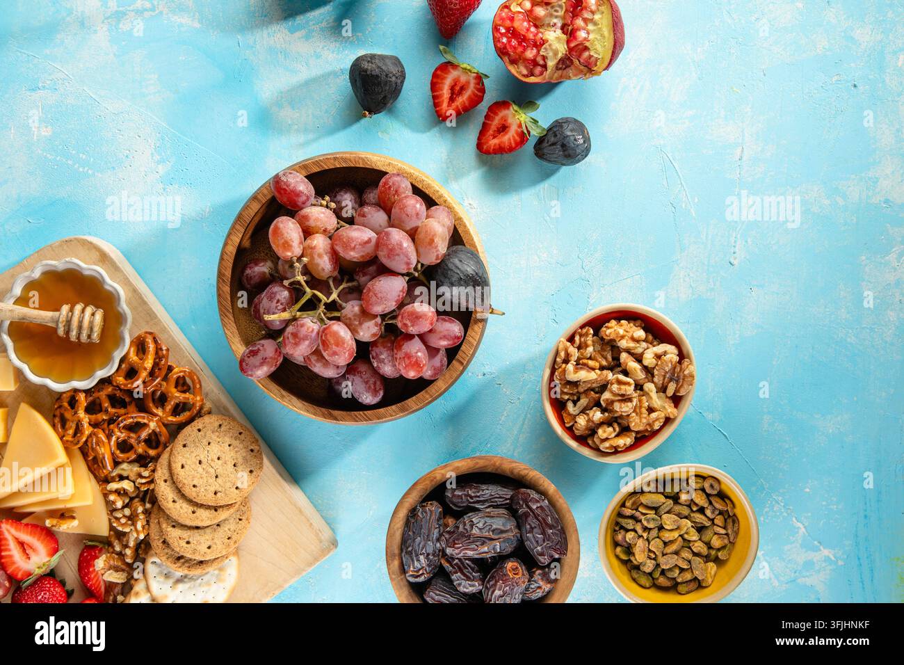 Tavola di salumi con affettati, frutta fresca e formaggio in primo piano Foto Stock