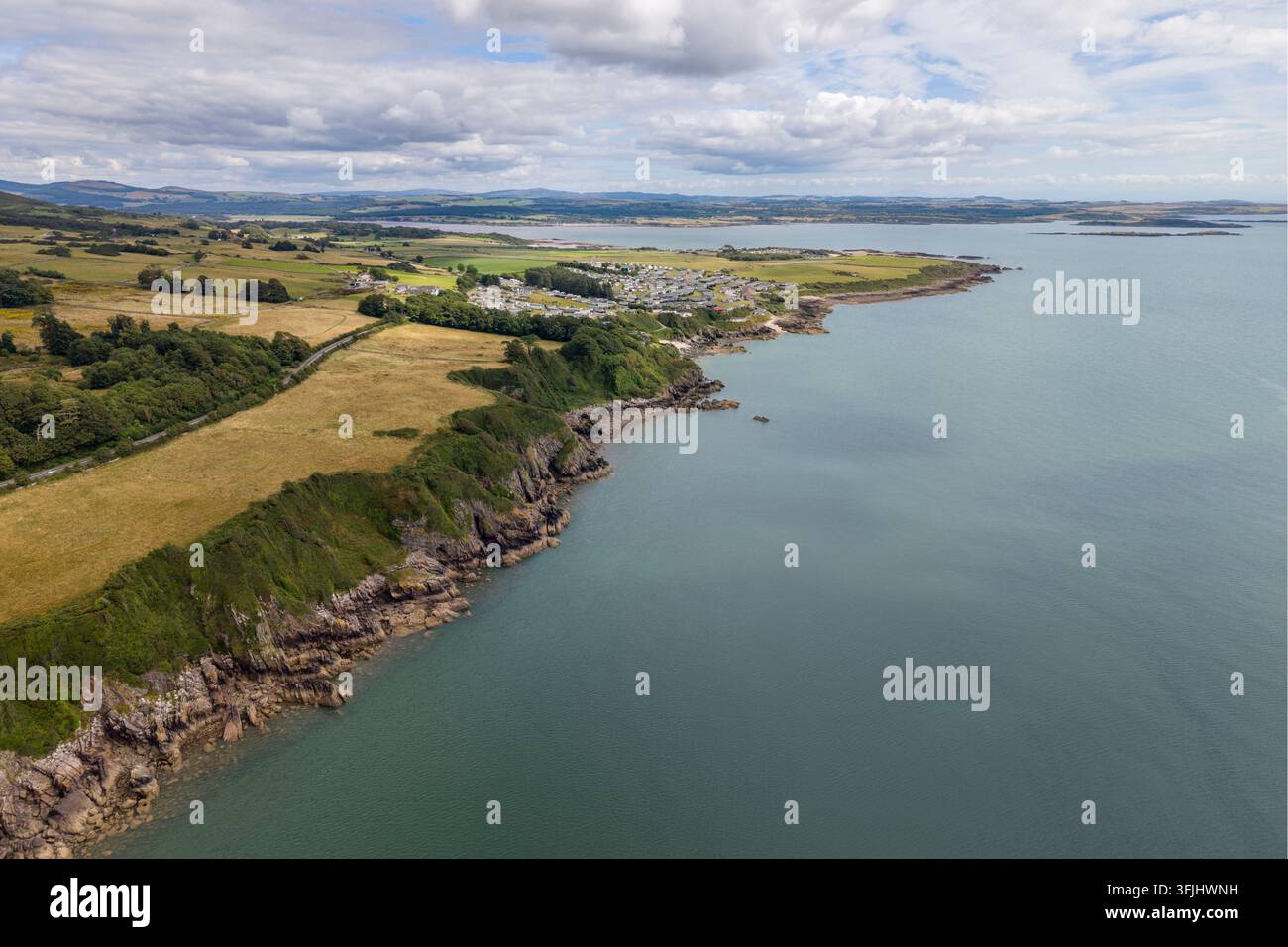 Vista aerea che guarda approssimativamente verso est della costa di Wigtown Bay, verso Auchenlarie Beach, Dumfries e Galloway, Scozia. Foto Stock