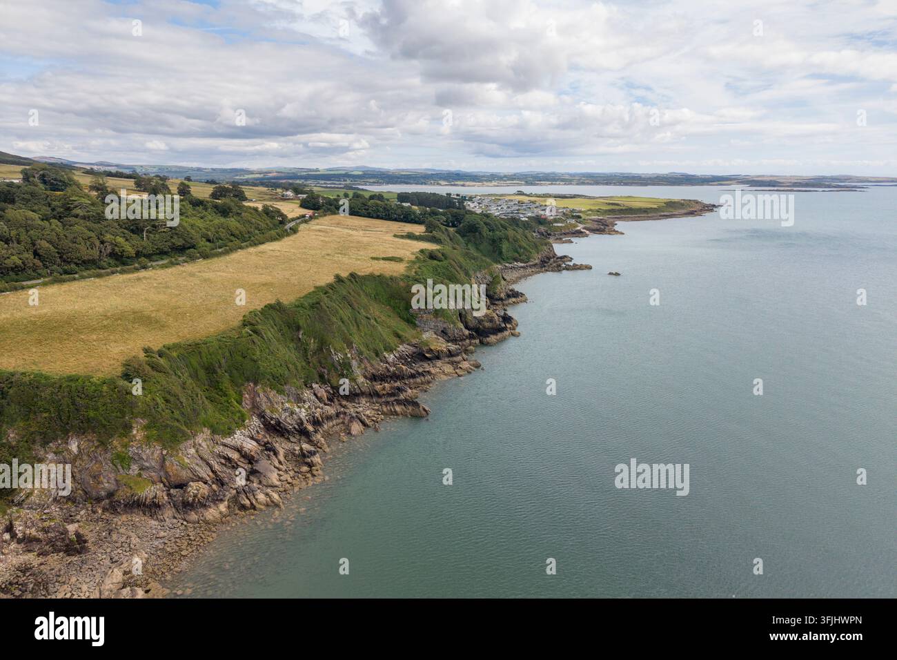 Vista aerea che guarda approssimativamente verso est della costa di Wigtown Bay, verso Auchenlarie Beach, Dumfries e Galloway, Scozia. Foto Stock