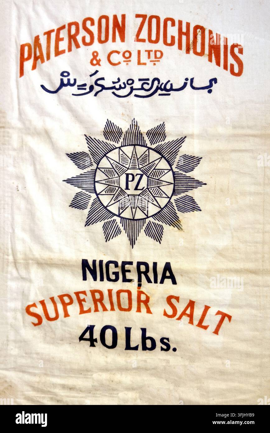 Sacco storico di sale Paterson Zochonis Nigeria Superior da 40 lb, che collega la produzione di sale del Cheshire con il commercio dell'Africa occidentale. Foto Stock