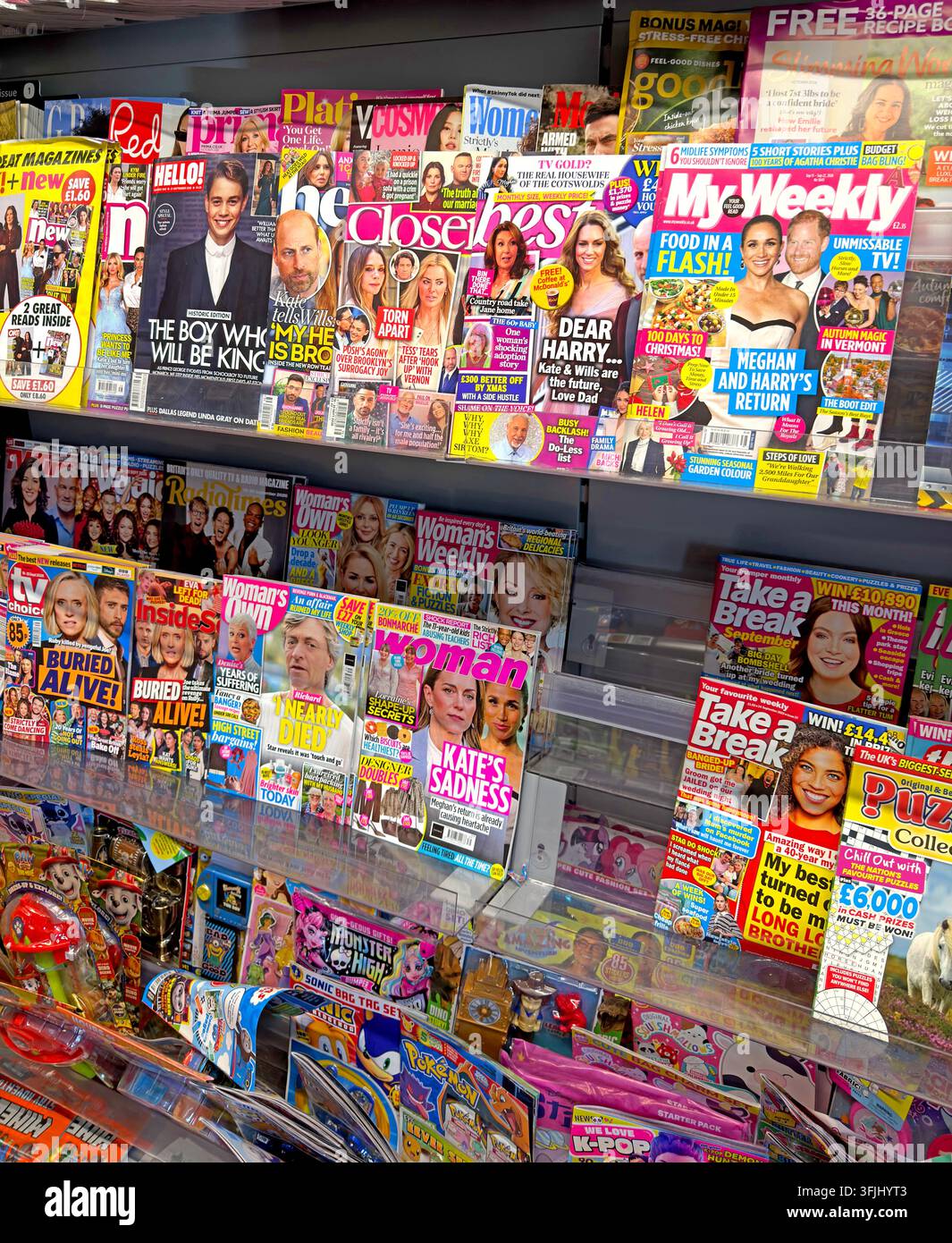 In un mondo digitale, uno scaffale di riviste di un supermercato britannico pieno di titoli tra cui My Weekly, Take a Break, Woman, HELLO! e guide televisive. Foto Stock