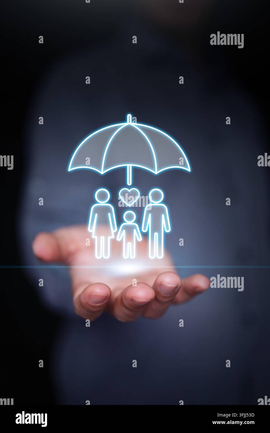 Mano aperta che tiene una famiglia luminosa sotto un ologramma ombrello con icona a cuore. Assicurazione sulla vita, copertura sanitaria, protezione familiare, polizza di sicurezza e fin Foto Stock