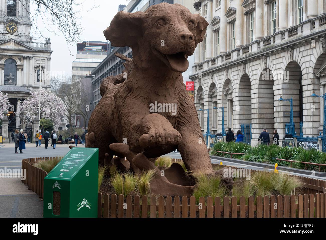 Una grande statua di cane, "Albert Ellis", si trova davanti alla Courtauld Gallery di Londra, sponsorizzata da un'azienda di cibo per animali per promuovere la salute del suolo. Foto Stock