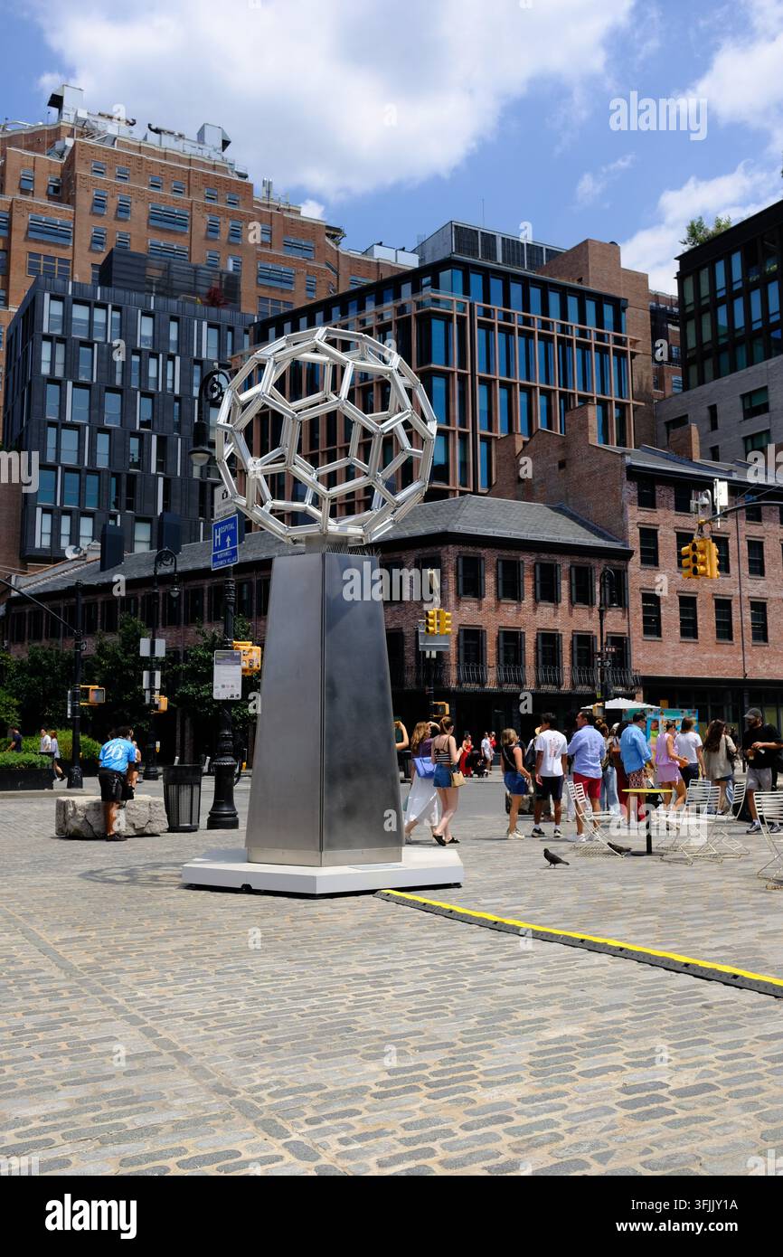 Scultura della Coppa del Mondo FIFA 2026 nel quartiere Meatpacking di NYC, 14th Street e 9th Avenue. Foto Stock