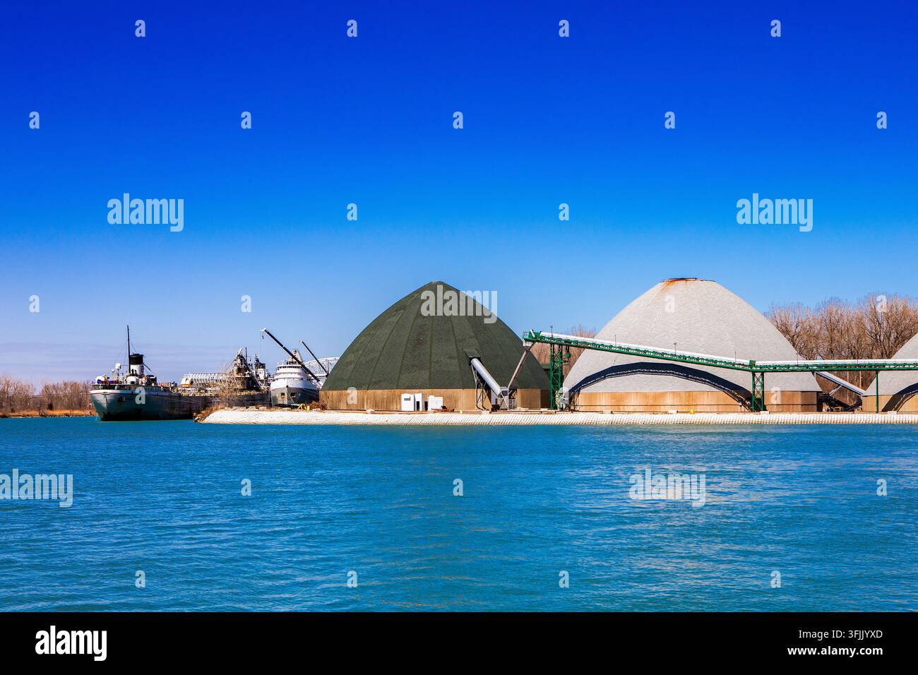 Silos di stoccaggio industriale all'ingrosso e nave da carico sul lungolago dei Grandi Laghi Foto Stock