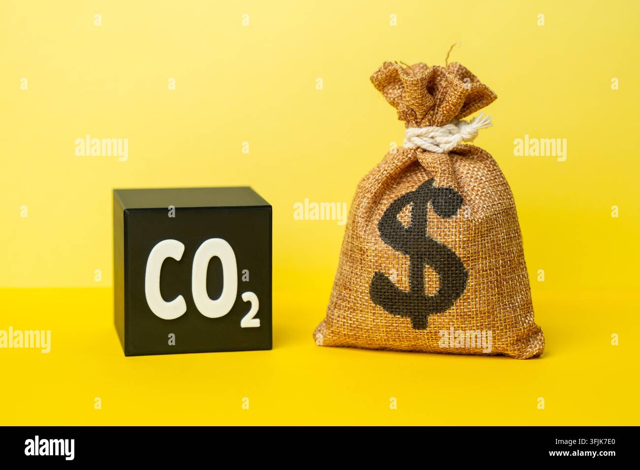 Un cubo di CO2 e un sacco di dollari. Sovvenzioni per il riciclaggio. Riduzione dell'impatto ambientale generando reddito. Aumento del costo delle quote di emissione per le imprese. Riciclaggio dei rifiuti - Fotomontaggio Foto Stock
