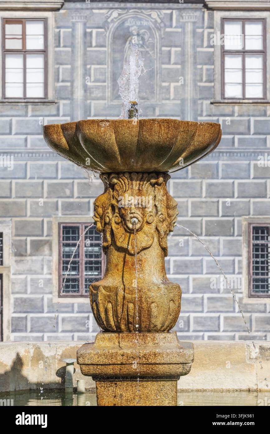 Una fontana nel secondo cortile che conduce al castello della città fiabesca di Cesky Krumlov, nella Repubblica Ceca (un sito del patrimonio mondiale dell'UNESCO) Foto Stock