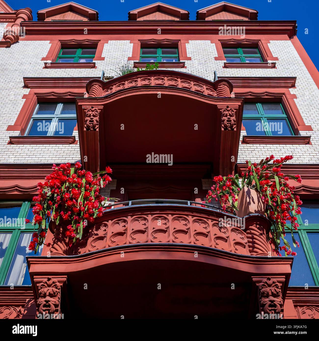 Dettaglio architettonico dell'edificio residenziale storico al numero 15 di Jägerallee nel quartiere Jägervorstadt di Potsdam, Potsdam, Brandeburgo, Germania. Foto Stock