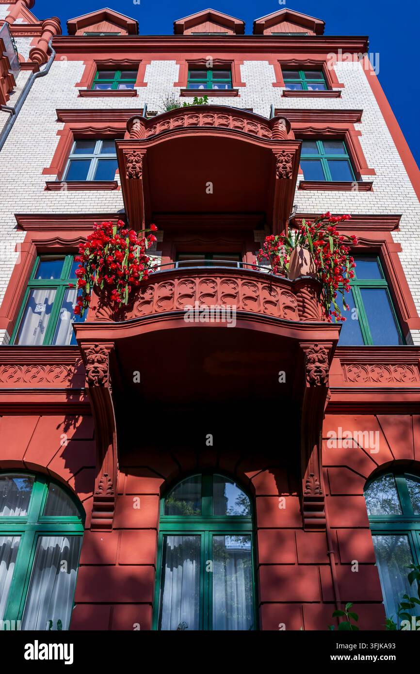 Dettaglio architettonico dell'edificio residenziale storico al numero 15 di Jägerallee nel quartiere Jägervorstadt di Potsdam, Potsdam, Brandeburgo, Germania. Foto Stock