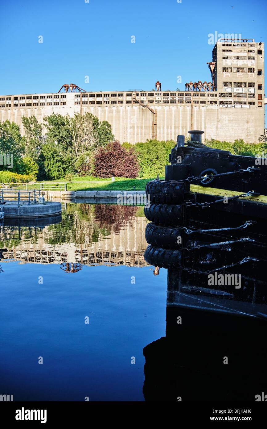 Canale di Lachine con i silos di malto canadese ling e la prua della chiatta Daniel McAllister Foto Stock