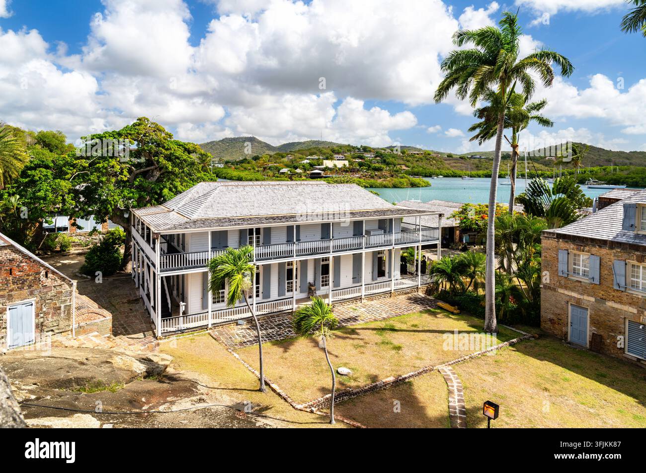 Una vista elevata dell'architettura coloniale storica e delle palme al Nelson's Dockyard di English Harbour, Antigua e Barbuda. Foto Stock