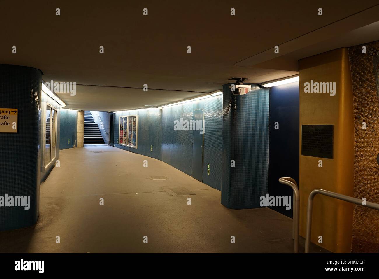 Interno colorato della stazione della metropolitana Richard-Wagner-Platz sulla linea U7, Berlino, Germania, marzo 2019 Foto Stock