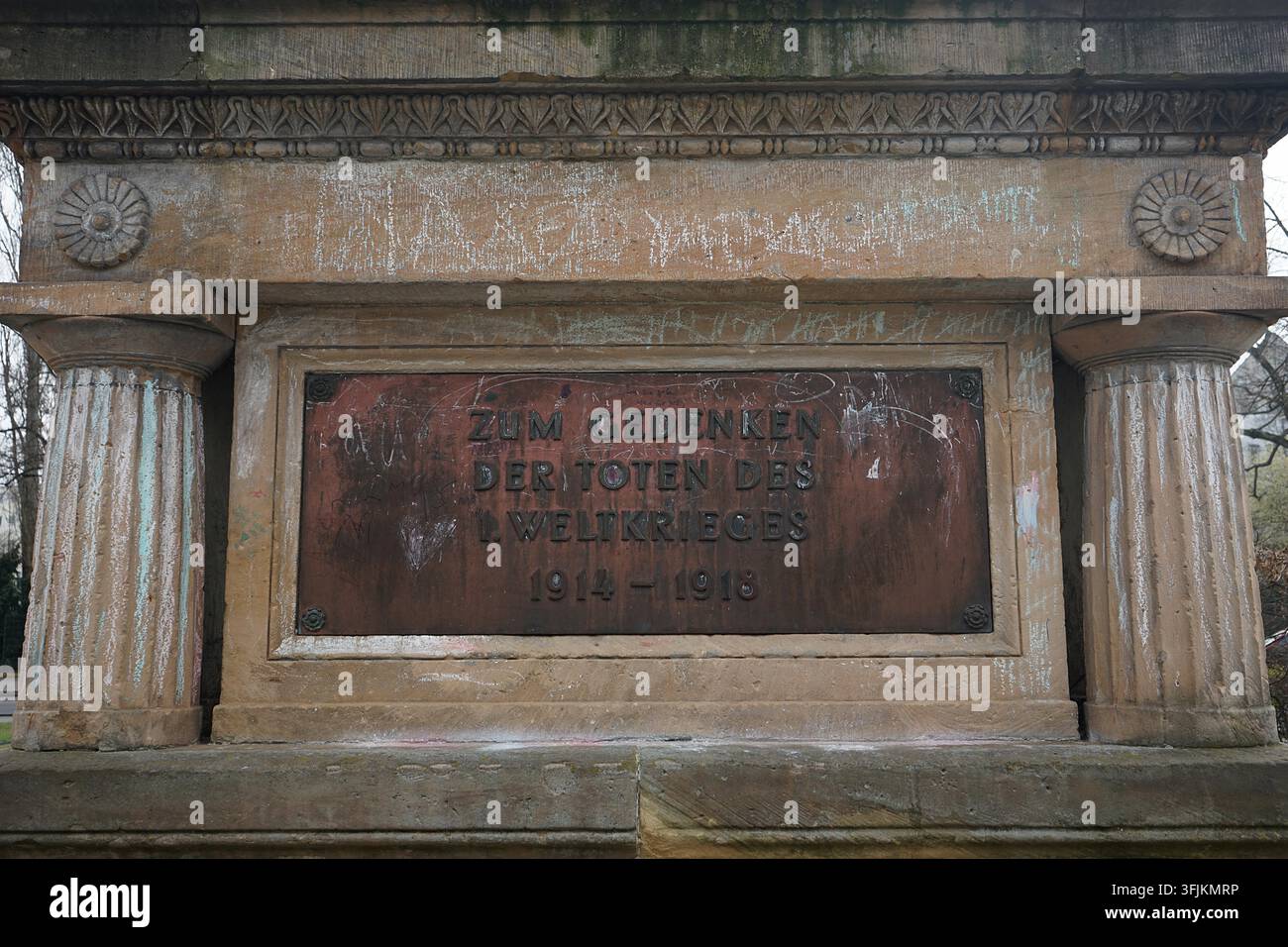 Monumento in pietra a forma di leone su un piedistallo a gradini con targa con iscrizione in un parco, Berlino, Germania, marzo 2019 Foto Stock