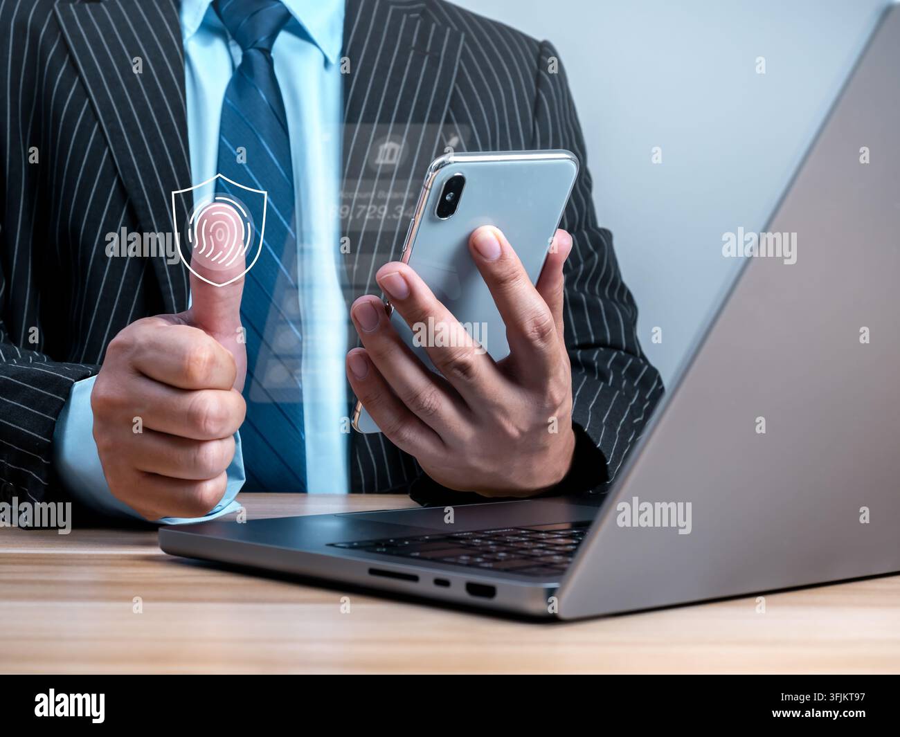 Professionista aziendale che utilizza smartphone e laptop con interfaccia di scansione dello schermo per impronte digitali. Verifica dell'identità biometrica, banking mobile sicuro, auth Foto Stock