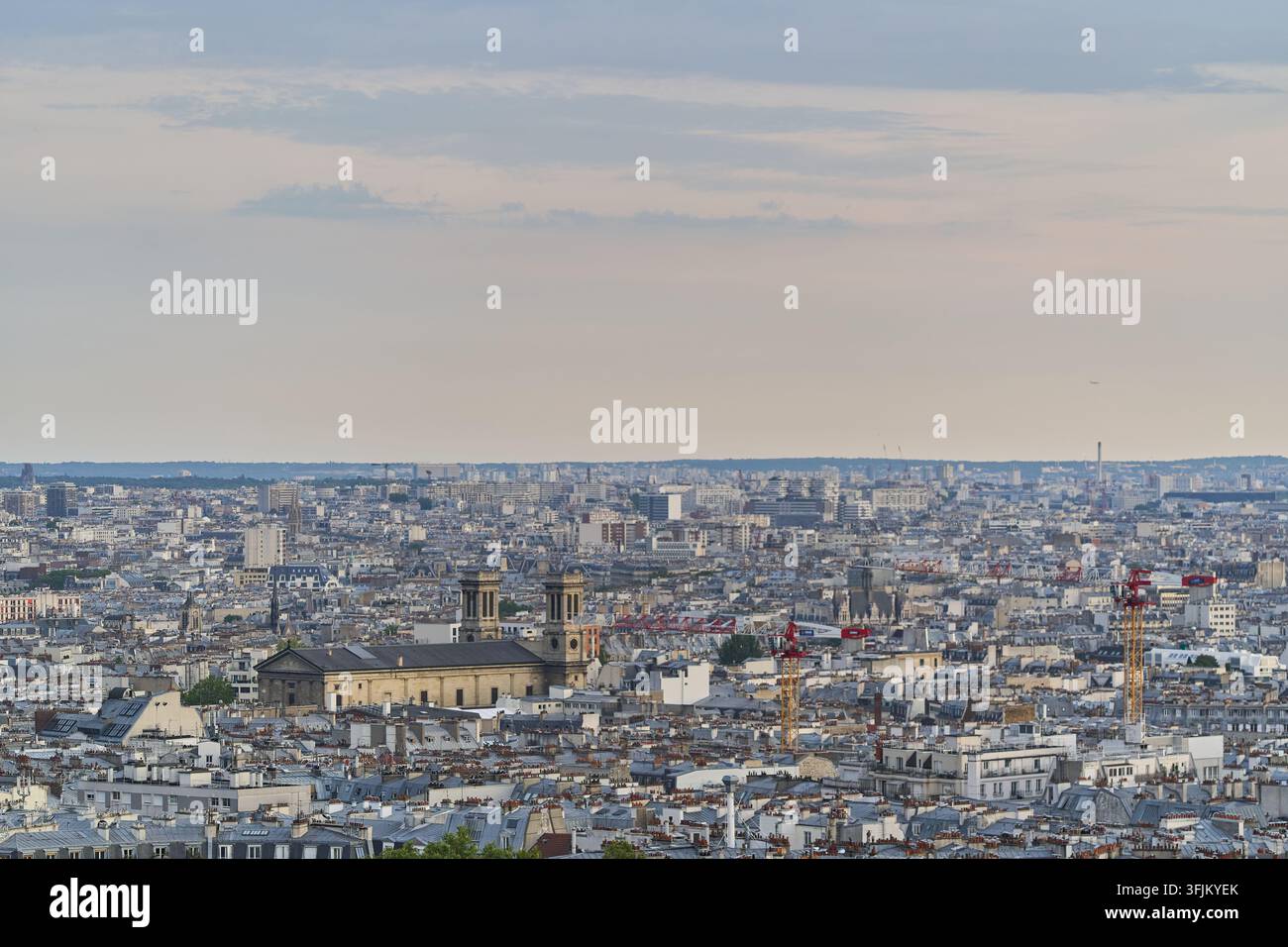 Vista panoramica elevata sulla città di Parigi da Montmartre, Parigi, Île-de-France, Francia. Foto Stock