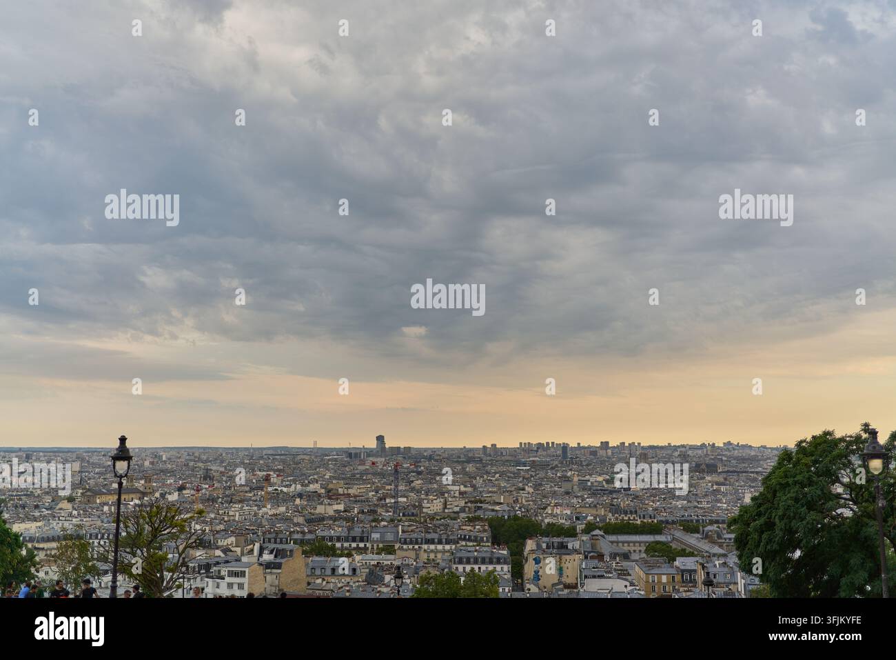 Vista panoramica elevata sulla città di Parigi da Montmartre, Parigi, Île-de-France, Francia. Foto Stock