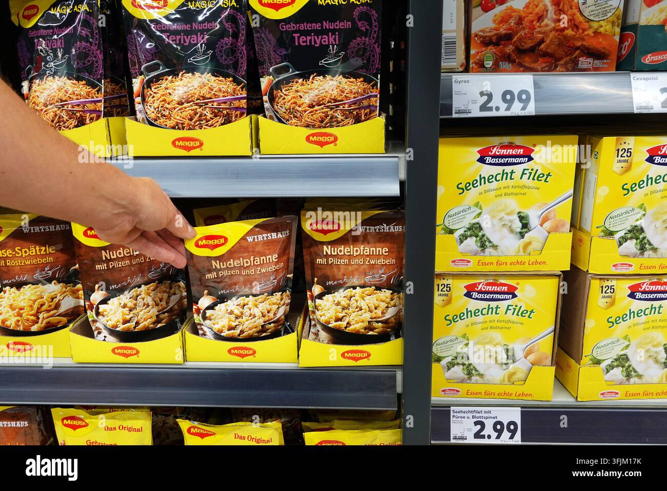 Padella per noodles istantanei Maggi nel supermercato Foto Stock