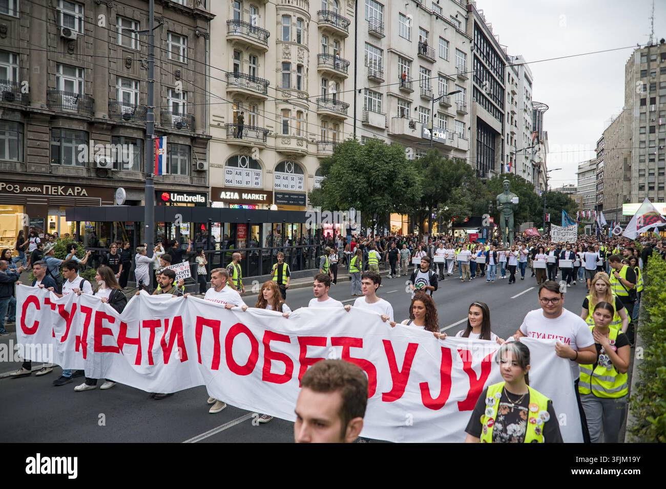 BELGRADO, SERBIA - 14 SETTEMBRE 2026: Attivisti studenti che tengono lo striscione principale della campagna “Students Are Winning” raggiungono la storica piazza Terazije. Foto Stock