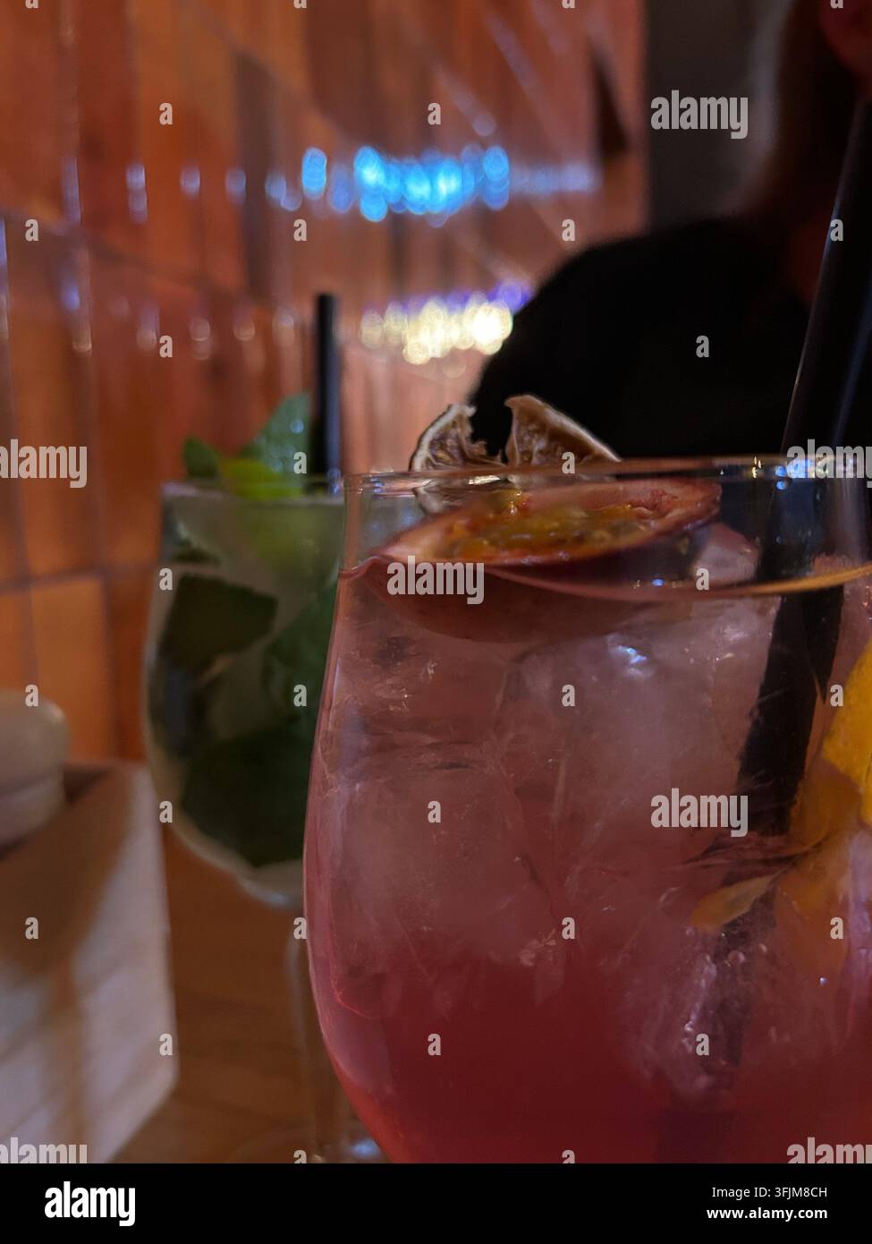 Cucina asiatica. Aggiornamento dell'influencer - Immagine stock catturata con smartphone