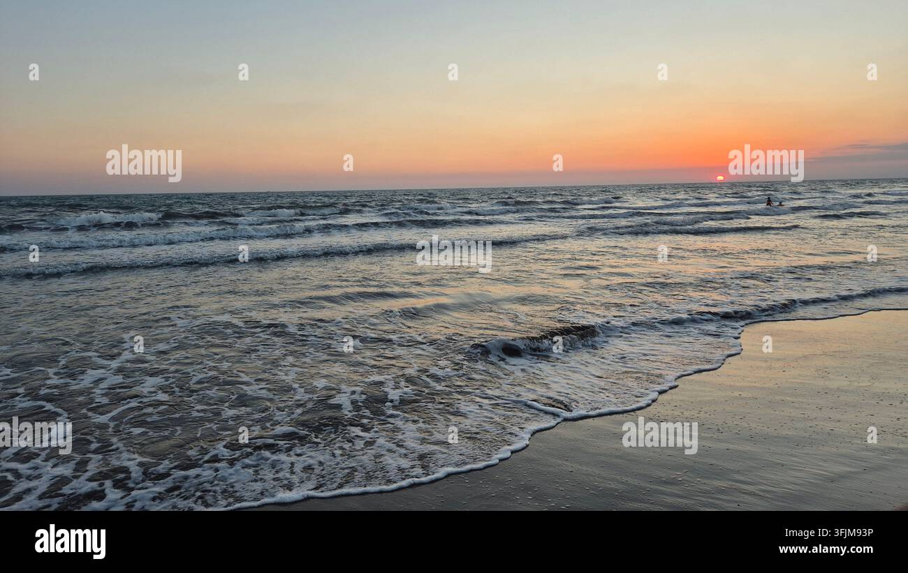 Onde del Mar Mediterraneo che si infrangono a riva sotto il cielo dell'orizzonte al tramonto - Immagine stock catturata con smartphone