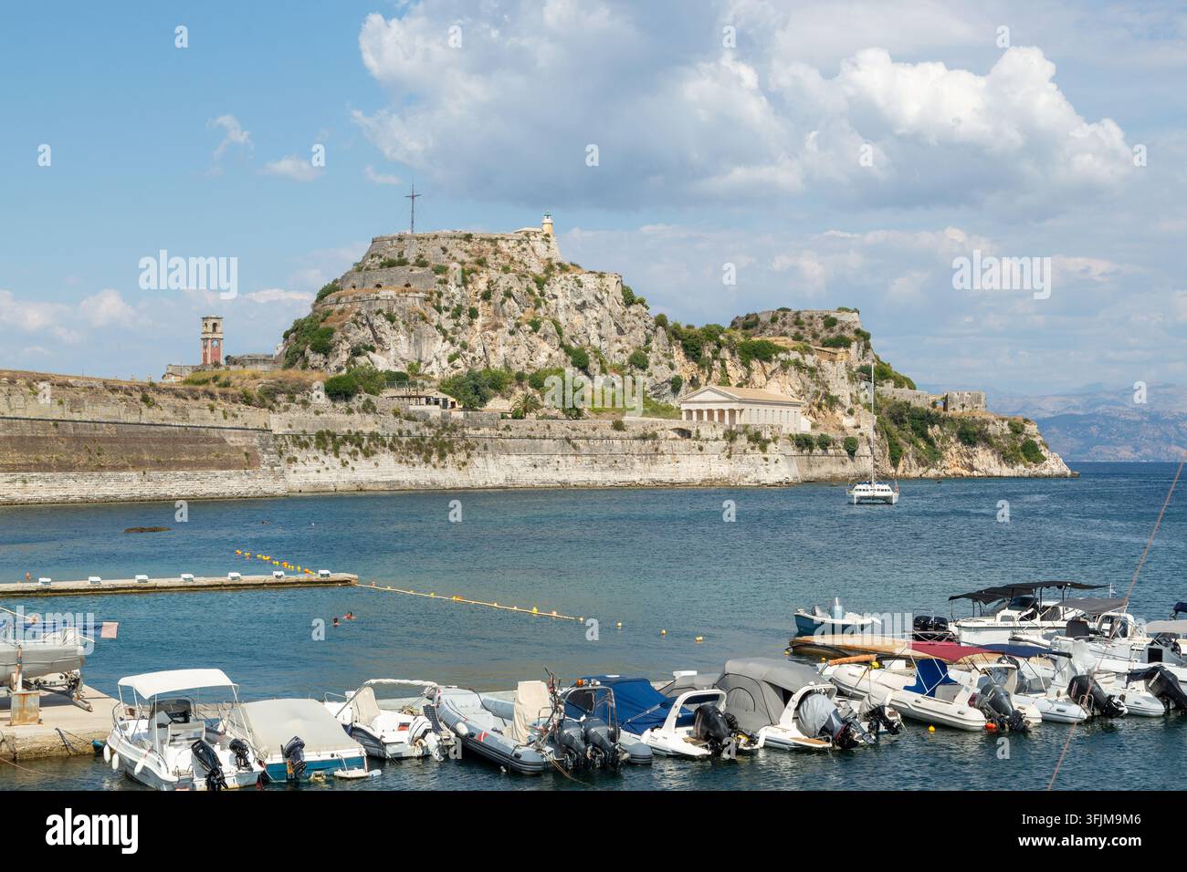 La storica Vecchia Fortezza di Corfù (Palaio Frourio) una massiccia fortificazione veneziana del XV secolo costruita su un promontorio roccioso, Corfù, Grecia Foto Stock
