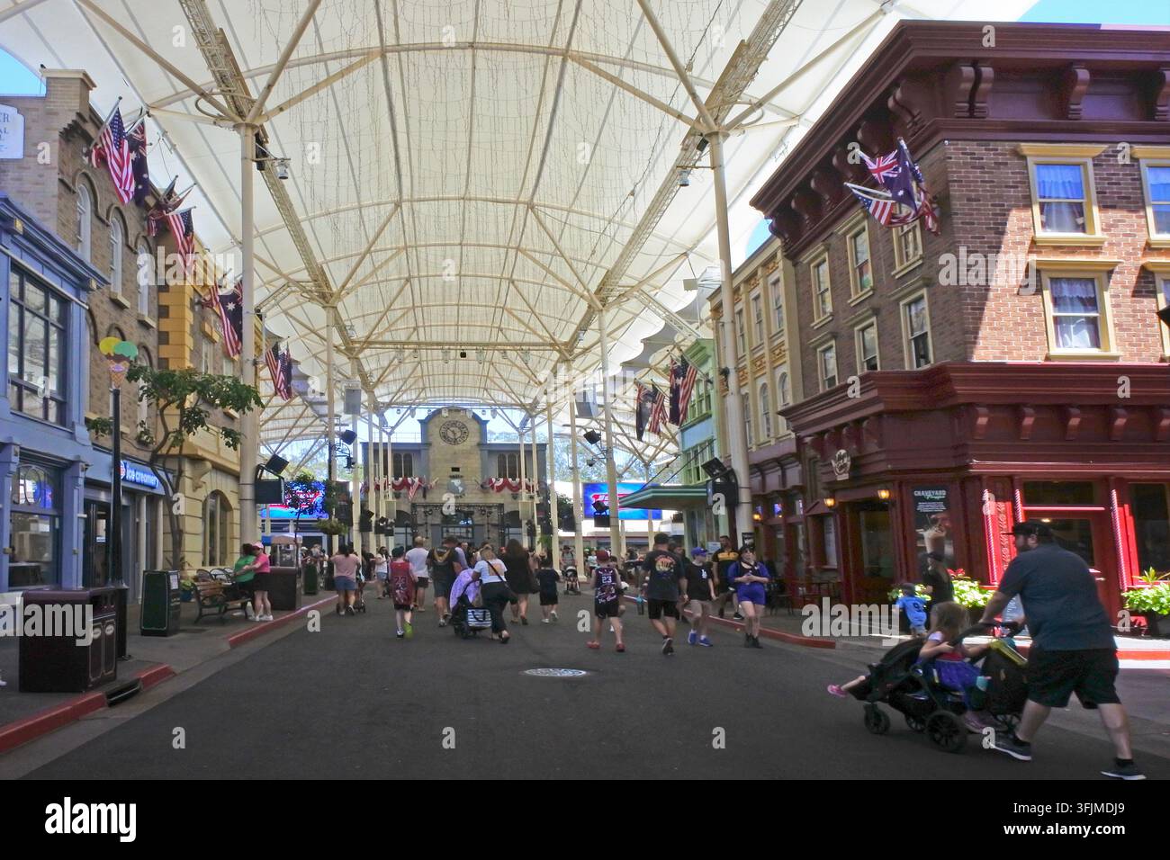 GOLD COAST, QLD - 10 OTT 2023: Grande folla di persone visita Movie World Gold Coast nel Queensland, Australia. Il parco è stato aperto nel 1991 e contiene vario Foto Stock