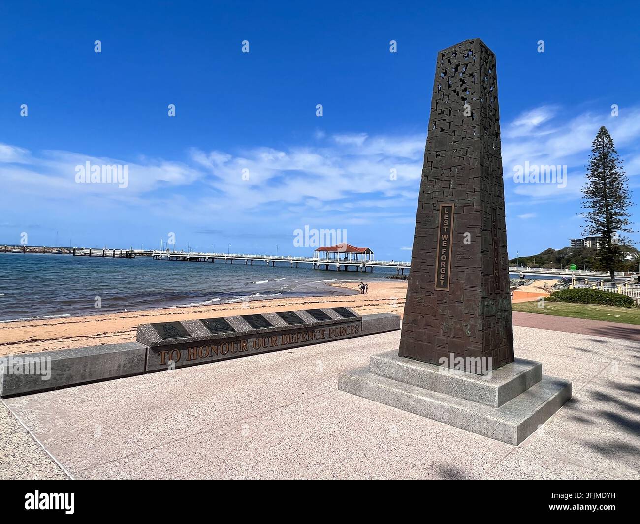 REDCLIFFE, QLD - 09 SET 2023: L'obelisco del Redcliffe War Memorial. L'obelisco è la forma più comune di memoriale di guerra, con il Queensland come unico stato pre Foto Stock