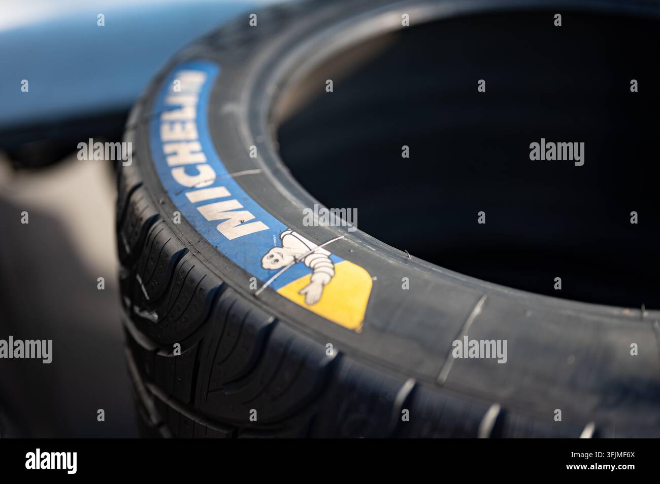 Prima piano del logo Michelin e della mascotte su un fianco di pneumatico da corsa bagnato durante la serie 24H al Circuit de Barcelona-Catalunya. Foto Stock