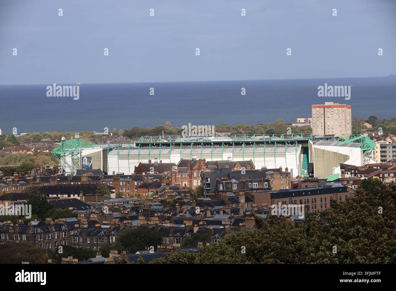 Vista elevata dello stadio Easter Road dell'Hibernian FC Edimburgo Scozia settembre 2026 Foto Stock