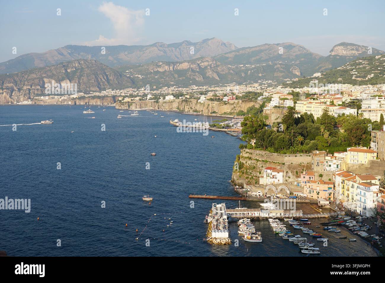 Vista elevata della costa di Sorrento, Italia Foto Stock