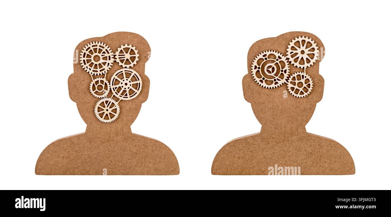 Silhouette di testa umana in legno con ingranaggi all'interno che simboleggiano il pensiero, le idee e i processi cognitivi, isolata su sfondo bianco Foto Stock