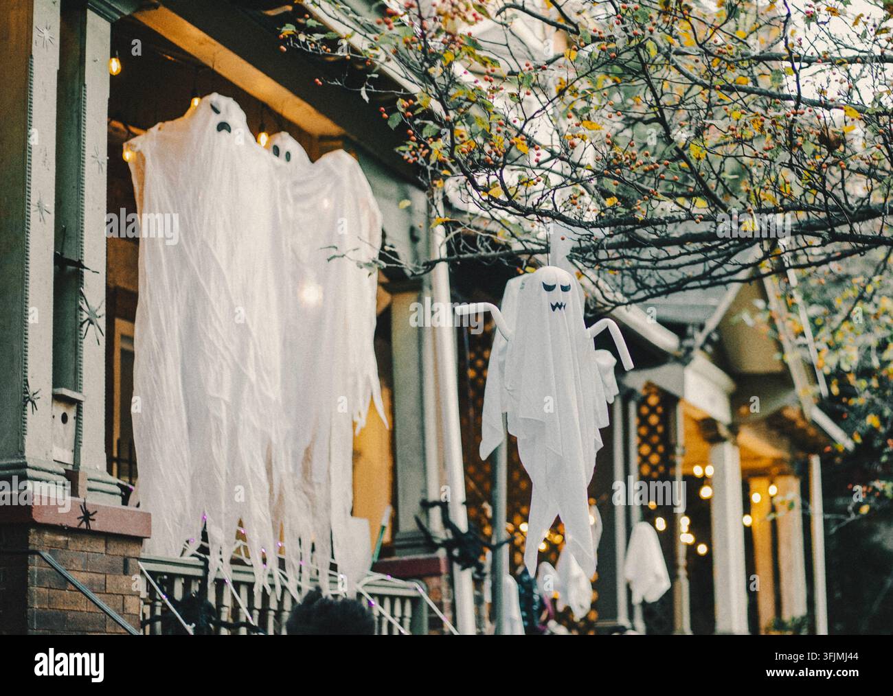 Decorazioni spettrali di fantasmi appese a un portico anteriore Foto Stock
